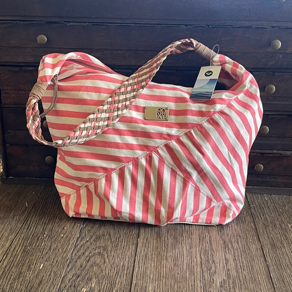 Chic Striped Coral‎ and White Hobo Bag - Picture 2 of 12